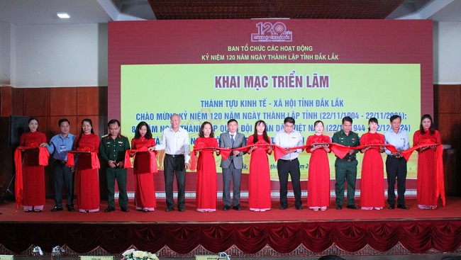 Các đại biểu cắt băng khai mạc Triển lãm.